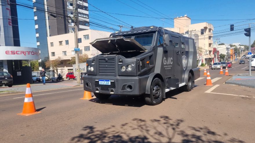 Caveirão da Guarda Municipal quebra no Centro de Cascavel e chama a atenção de populares