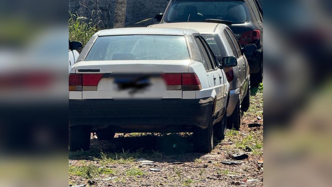 'No gole', homem invade base da PM e 'furta' o próprio carro
