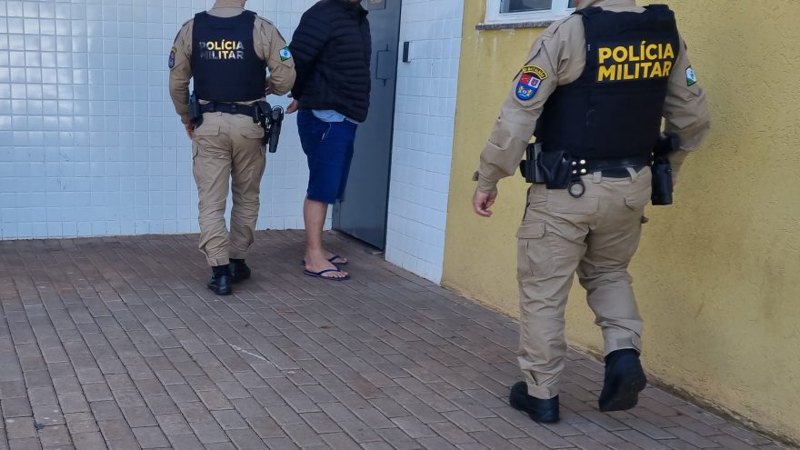 Homem é preso após invadir casa da ex e tentar sair com carro no Cascavel Velho