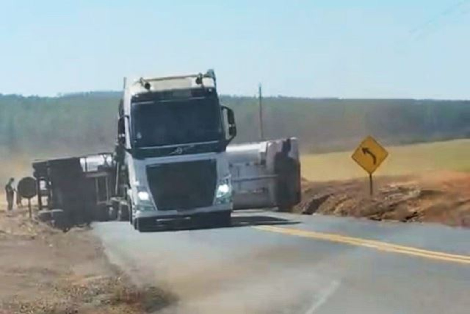 Carreta tomba e trava PR-180: motoristas cruzam lavoura para seguir viagem Carreta tomba e trava PR-180: motoristas cruzam lavoura para seguir viagem