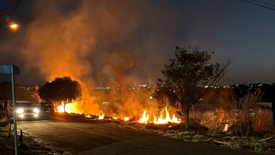 Incêndio ambiental é controlado pela equipe do Corpo de Bombeiros no Belmont