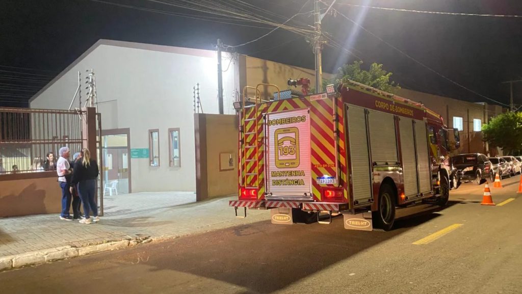 Explosão de botijão de gás em salão paroquial deixa duas pessoas feridas