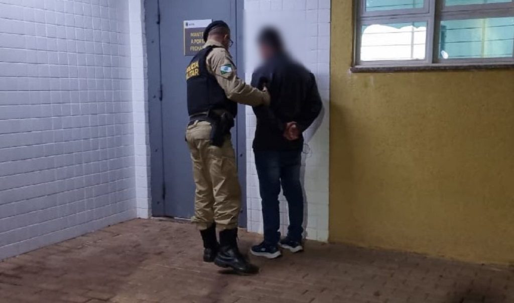 Homem derruba esposa durante discussão e é detido pela PM no Cascavel Velho