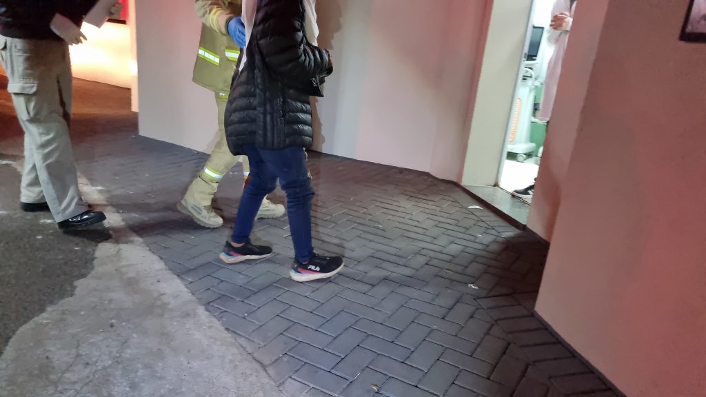Mulher em situação de rua sofre queda e é socorrida pelo Siate