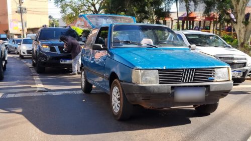Colisão traseira entre Frontier e Uno causa lentidão no trânsito em Cascavel Imagem referente a Colisão traseira entre Frontier e Uno causa lentidão no trânsito em Cascavel