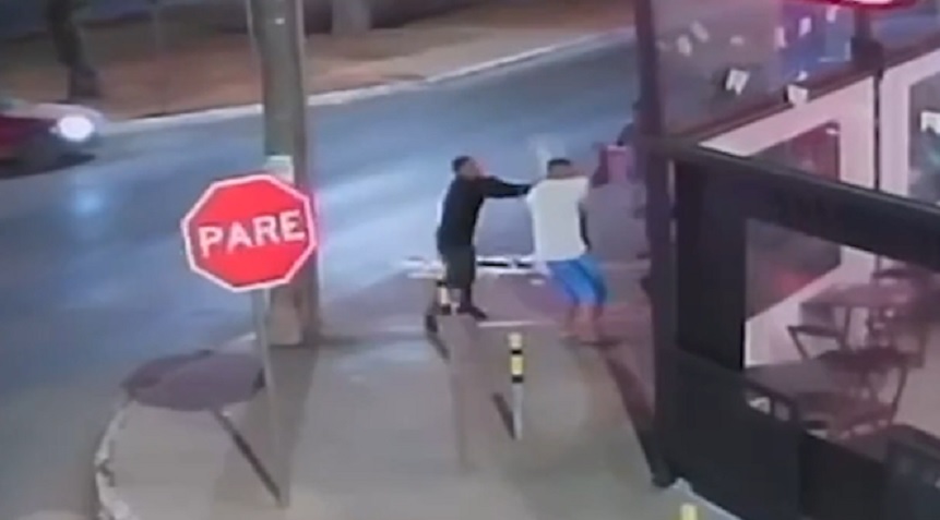 Homem leva facada na barriga após reclamar de criança em distribuidora de bebidas