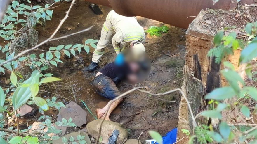Homem tenta atravessar riacho, mas cai de aproximadamente 4 metros de altura
