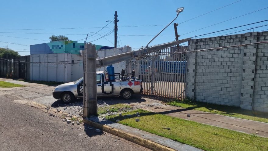 Caminhão enrosca em fios e poste quebra ao meio no Pioneiros Catarinenses