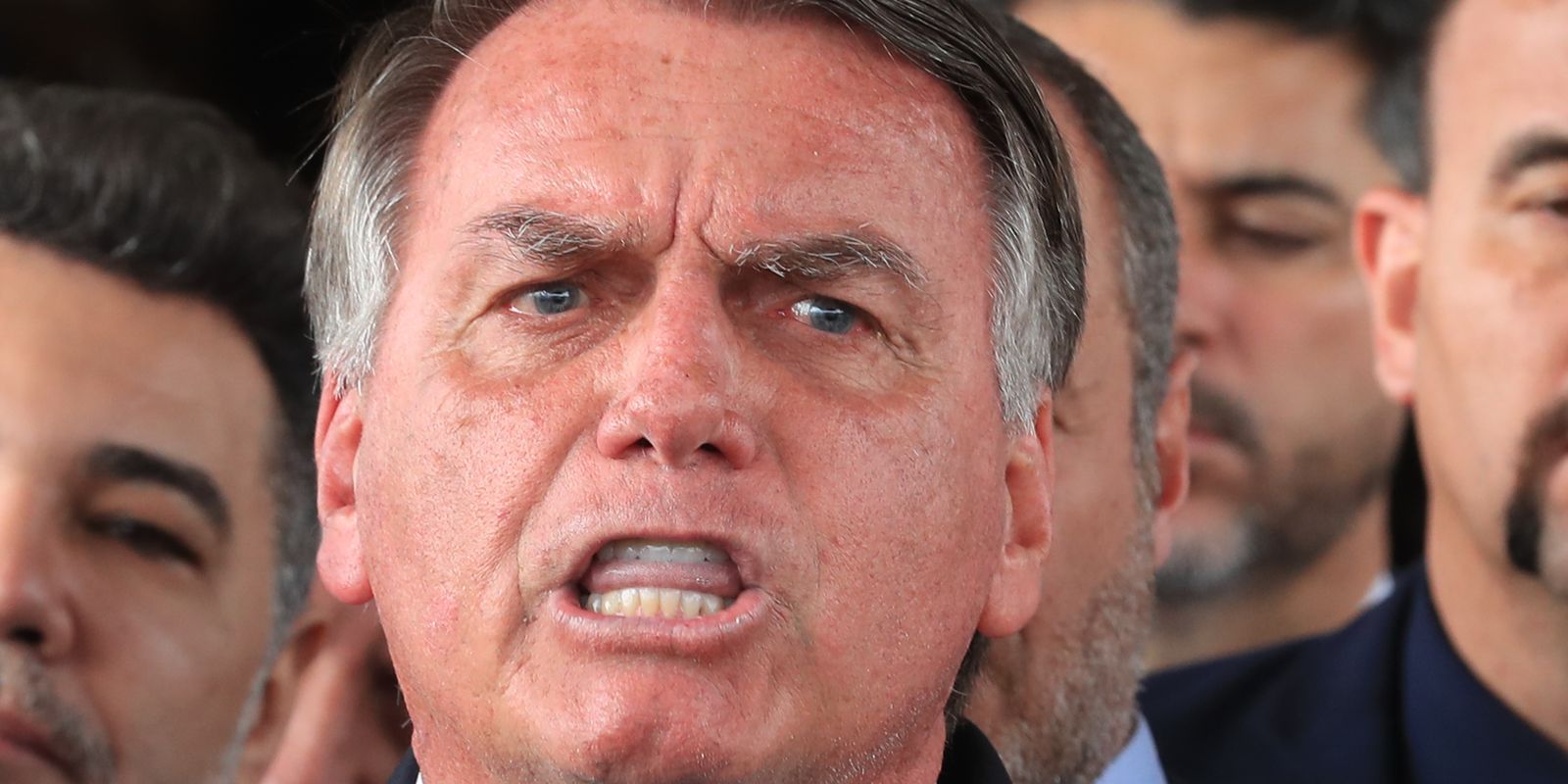 Exames de Bolsonaro indicam resquícios de inflamações pulmonares