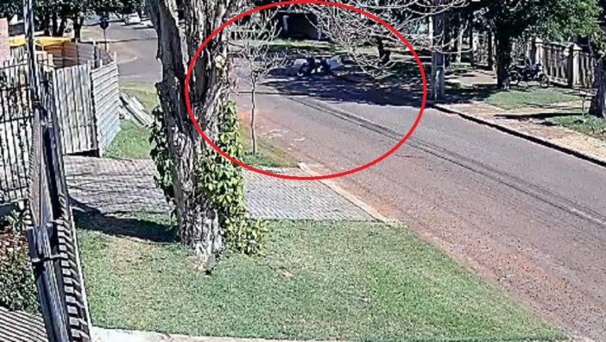 Pancada: câmera registra acidente entre duas motos no Nova Cidade