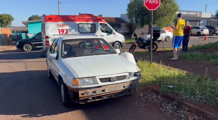 Jovem fica ferido após colisão entre carro e moto na Rua Altemar Dutra