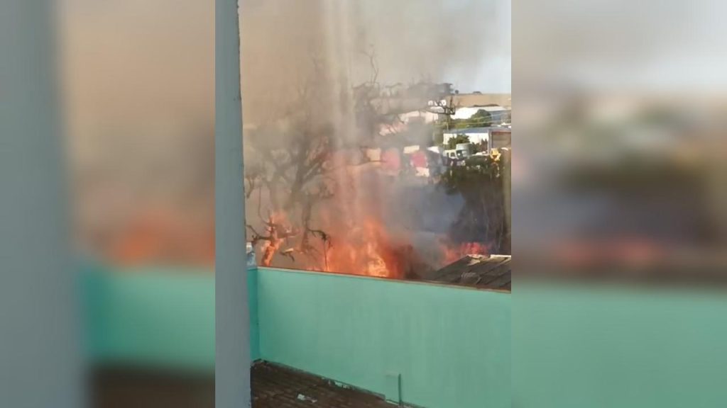 Vídeo de moradora mostra fogo no Bairro Cataratas, muito próximo das casas