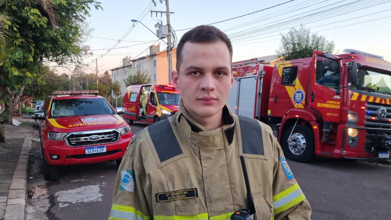 "Dois moradores inalaram fumaça e precisaram de atendimento", afirma tenente sobre incêndio em apartamento