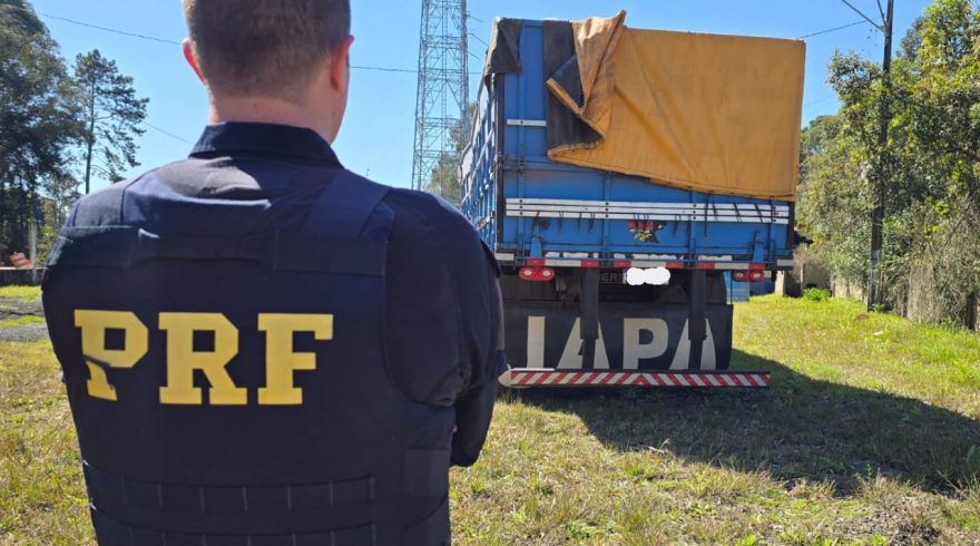 Caminhão do crime: PRF flagra 140 mil cigarros e 800 vinhos na BR-476