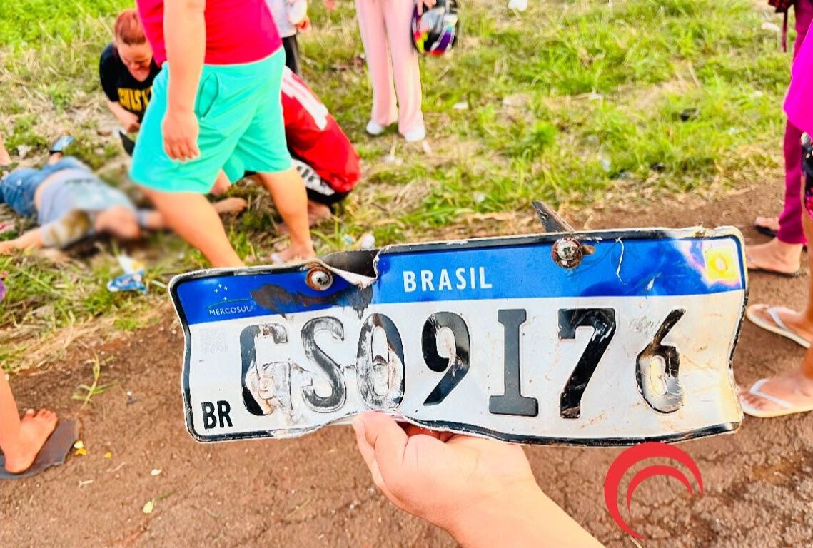 Palio cinza atropela, arremessa mulher em poste e foge sem socorrer vítimas Palio cinza atropela, arremessa mulher em poste e foge sem socorrer vítimas