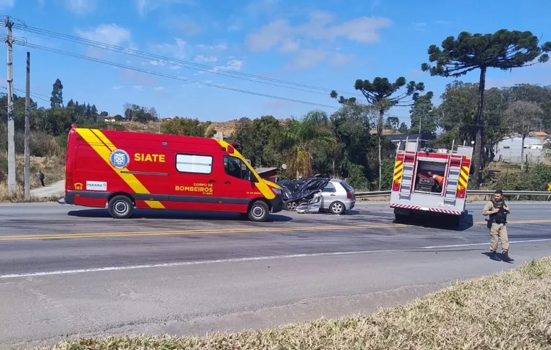 Condutor de Palio fica preso às ferragens e morre após colisão frontal na BR-476 Condutor de Palio fica preso às ferragens e morre após colisão frontal na BR-476