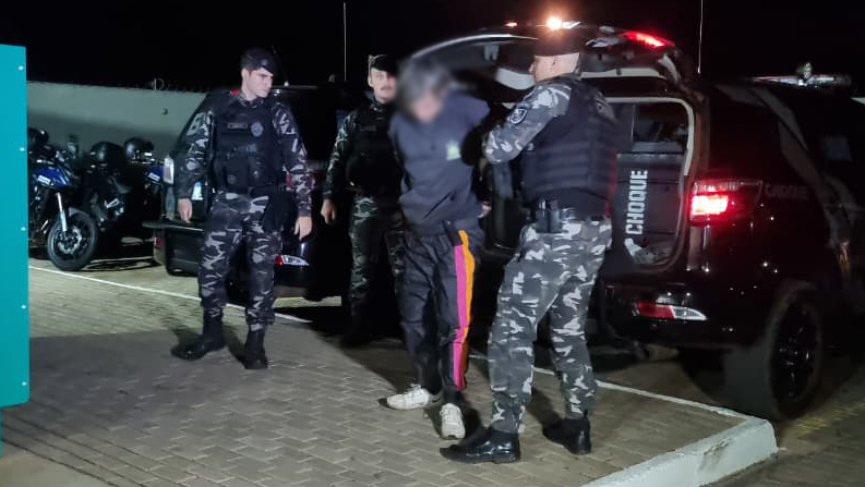 Homem é preso durante ação do Pelotão de Choque no Julieta Bueno, em Cascavel