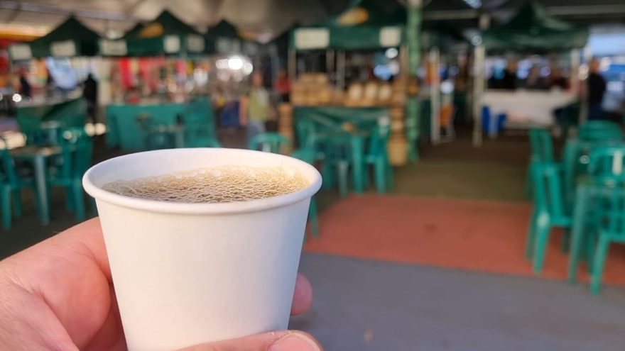 Feira do Teatro tem cheirinho de pastel, arte na calçada e aquele rolê que agrada até quem só saiu de casa para “tomar um cafezinho”