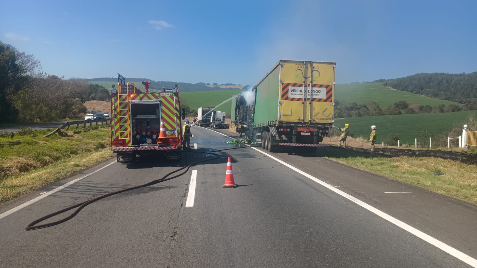 Caminhão bitrem pega fogo na BR-376; motorista evita que incêndio se espalhe Caminhão bitrem pega fogo na BR-376; motorista evita que incêndio se espalhe