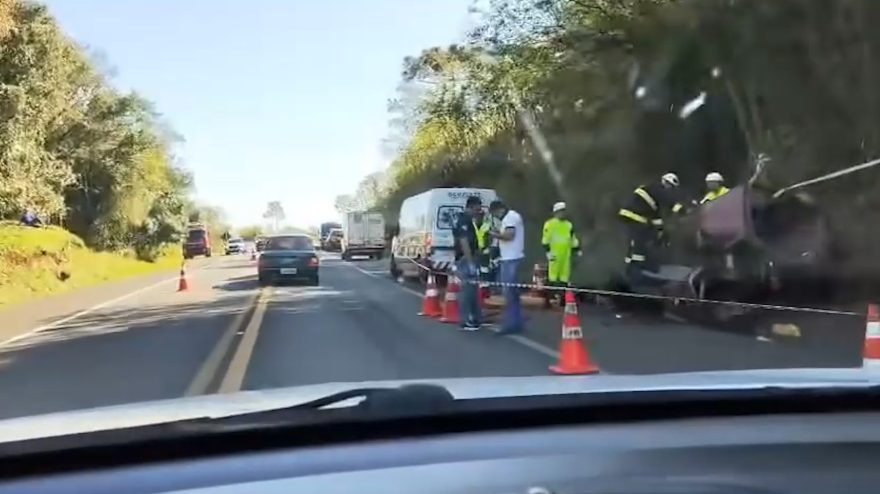 Colisão frontal na BR-277 em Guaraniaçu deixa motorista de carro morto