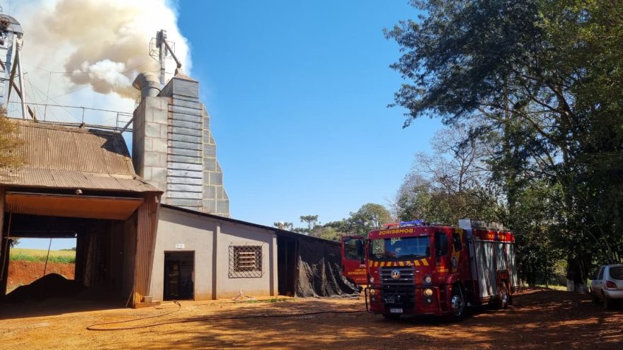 Incêndio atinge silo de grãos na região oeste de Cascavel