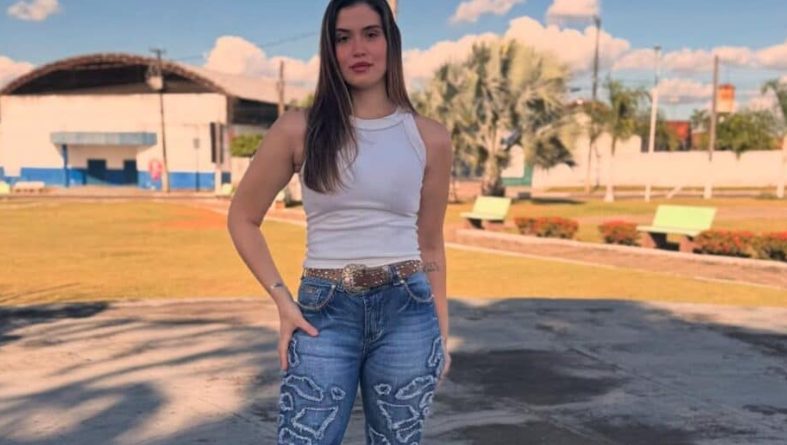 Familiares e amigos se despedem de universitária encontrada morta; Causa da morte é investigada