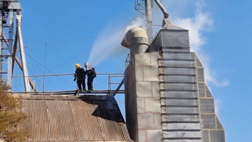 Após mais de três horas, Bombeiros seguem no combate a incêndio em área rural de Cascavel
