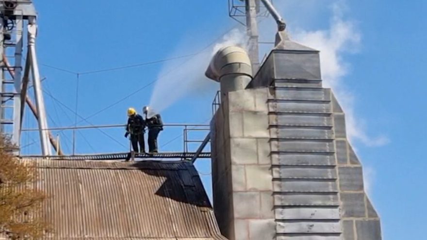 Após mais de três horas, Bombeiros seguem no combate a incêndio em área rural de Cascavel