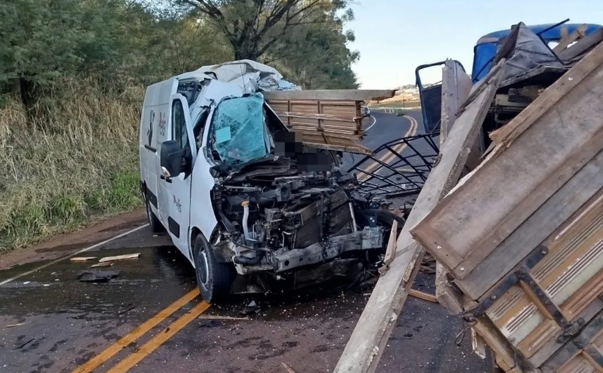 Acidente fatal! Motorista de van morre ao bater de frente com caminhão no Paraná