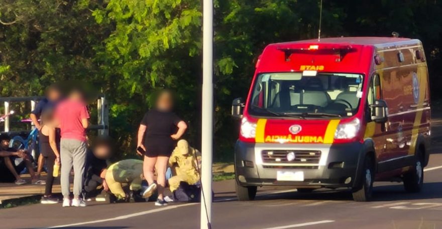 Ciclista fere a cabeça ao sofrer queda na Rua Presidente Kennedy, ao lado do Ecopark Oeste