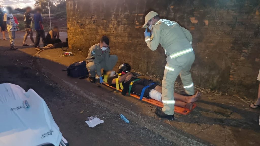 Forte batida entre Honda Fan e Renault Megane deixa dois jovens feridos no Bairro Tarumã