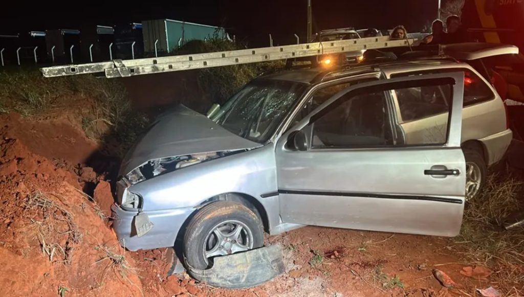 Motorista perde controle de veículo e bate em barranco em avenida de Ponta Grossa