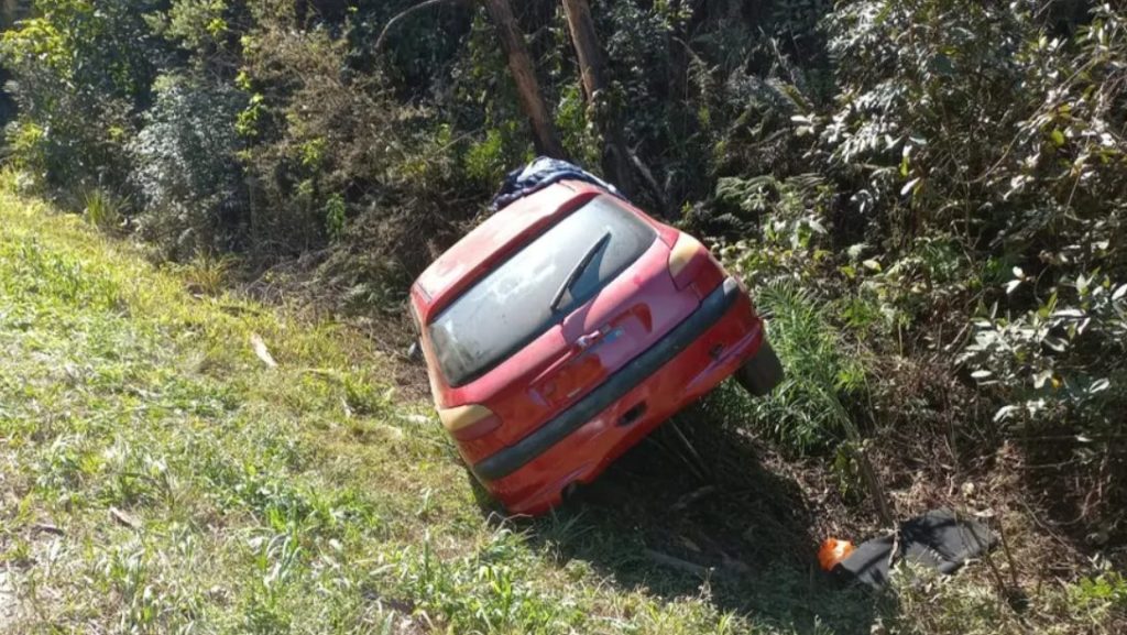 Homem é levado à UPA após sair de pista e colidir em barranco na PR-340, em Tibagi