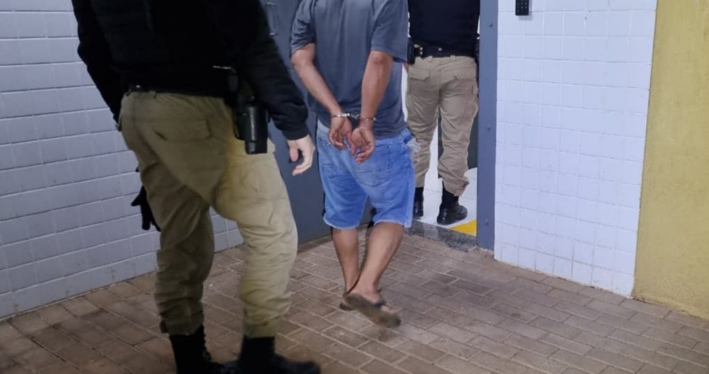Homem é preso em Diamante d’Oeste após esfaquear companheira durante discussão