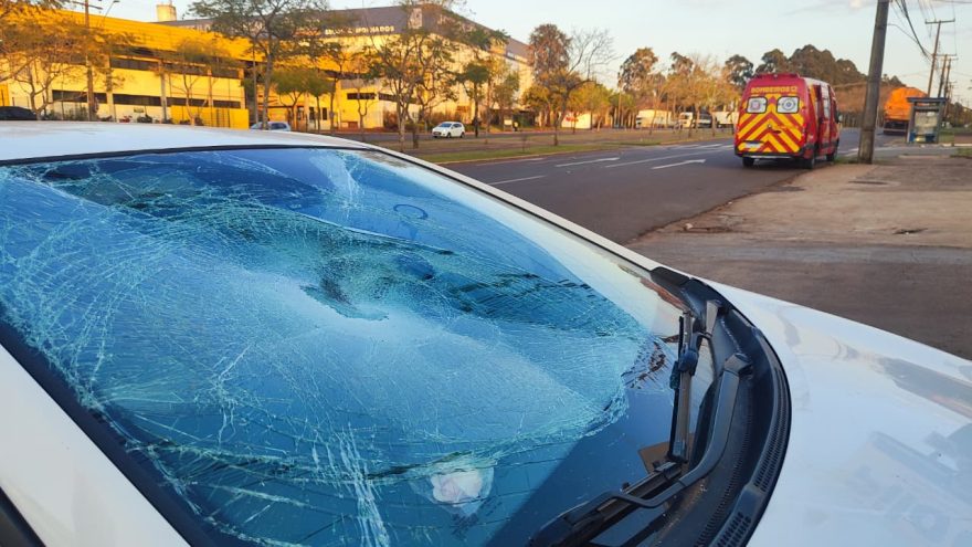 Ciclista voa contra para-brisa de carro e sofre traumatismo craniano na Avenida Brasil