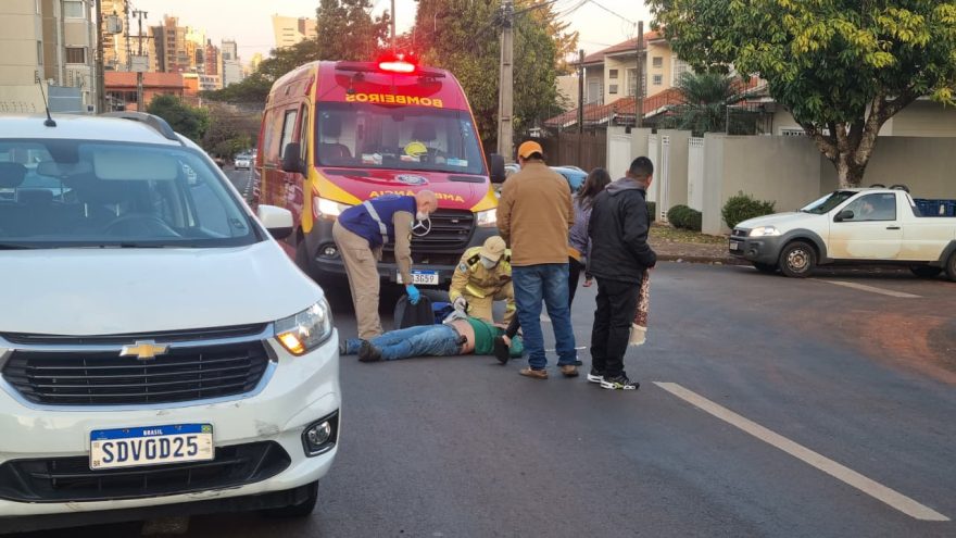 Ciclista fica ferido após colisão com carro da Prefeitura de Cascavel no Centro