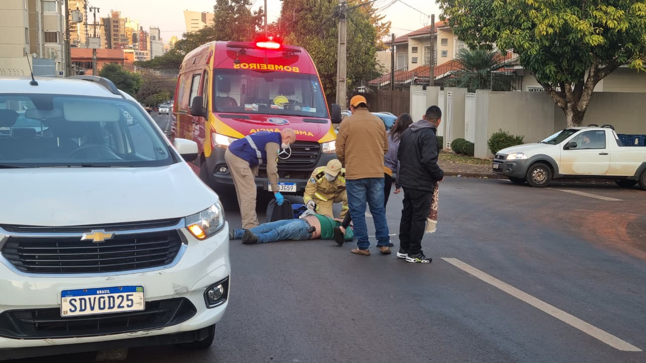 Ciclista fica ferido após colisão com carro da Prefeitura de Cascavel no Centro