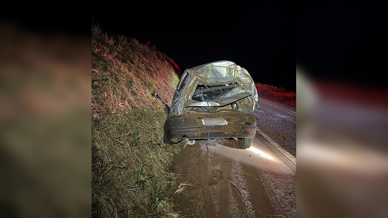 Jovem capota carro na PR-585 em Toledo e é levado ao hospital pelo SAMU