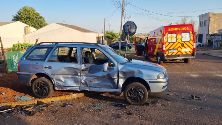 Violenta colisão entre carros é registrada no Bairro Esmeralda