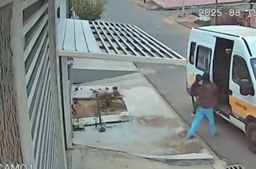 Menino de 4 anos é encontrado sozinho após esquecimento de motorista