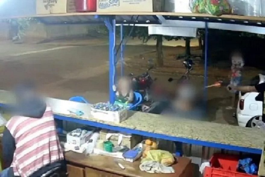 Vídeo! Homem de 45 anos é morto a tiros em bar lotado