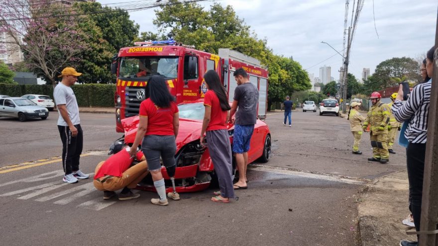 Audi TT e Fiesta se envolvem em forte colisão com vítima ferida no Centro