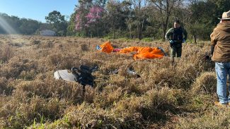Veja o momento em que corpo de policial civil desaparecido após voo com paramotor é localizado