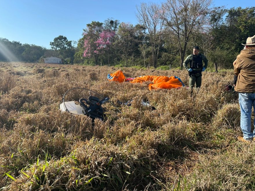 Veja o momento em que corpo de policial civil desaparecido após voo com paramotor é localizado