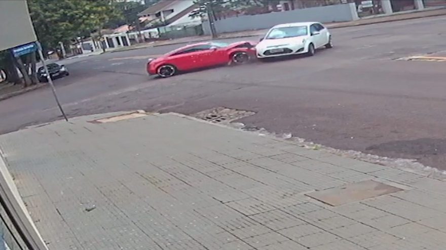 Vídeo mostra violenta colisão entre carro esportivo e Fiesta no Centro de Cascavel