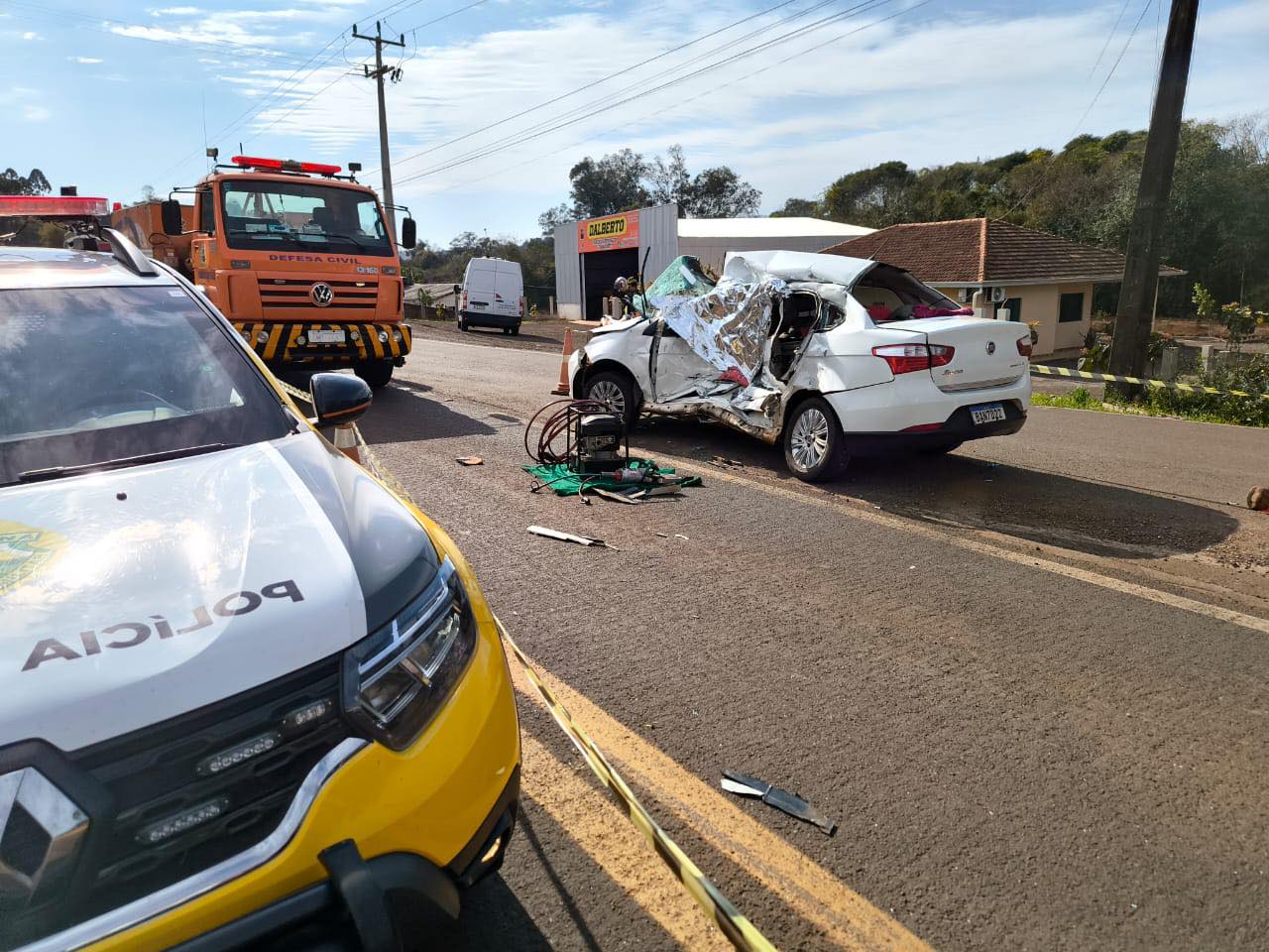 Caminhão bate em carro e motorista morre preso às ferragens