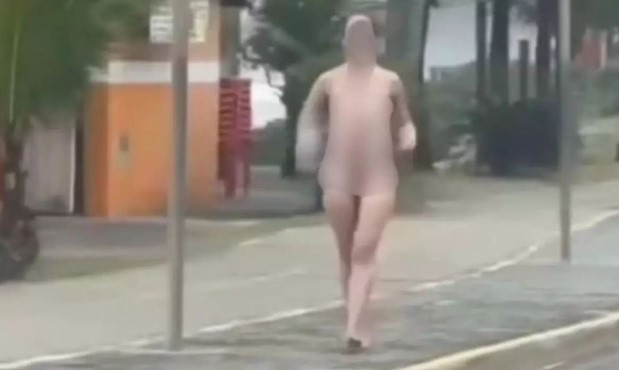 Mulher que matou o pai a facadas e saiu nua na rua diz que se prostituía por influência dele