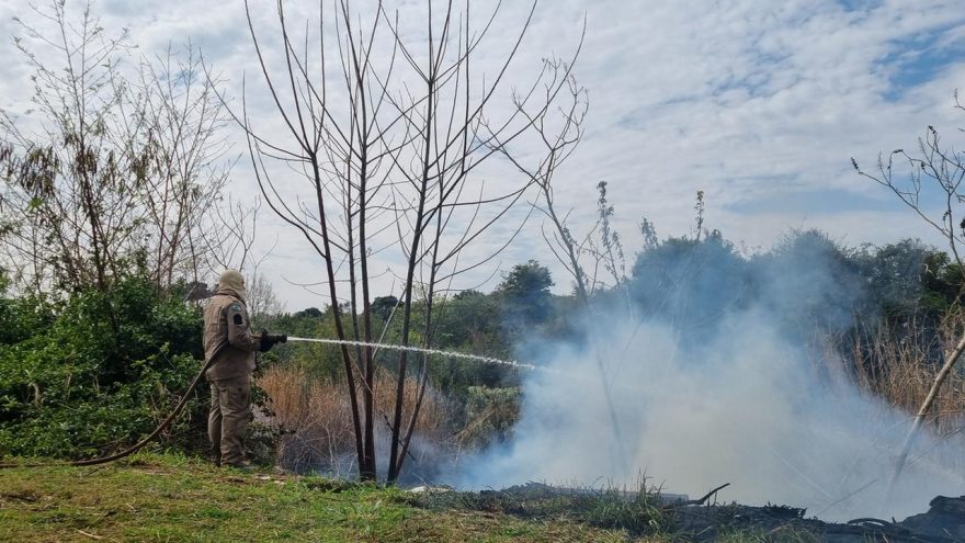 Corpo de Bombeiros é mobilizado em incêndio ambiental no Santa Cruz