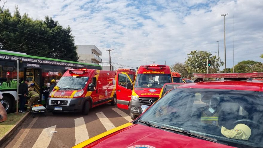 Grande aparato de socorro é mobilizado após acidente com ônibus coletivo em Cascavel