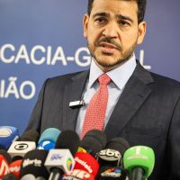 Imagem referente a AGU pede que Meta exclua chatbots que promovem erotização infantil